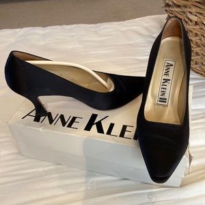 Anne Klein II black satin dress shoes. Size 7 Med.
